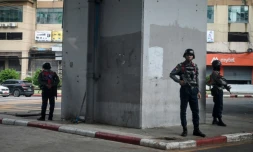 Des membres des forces de sécurité birmanes, à Rangoun le 19 juillet 2022