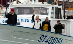 Marine Le Pen a bord d'un chalutier, dans le port Le Grau-du-Roi (Gard), le 27 avril 2017