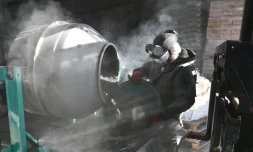 Un employé de Getade Environnement qui fabrique des produits phytosanitaires à l'oeuvre à Bussac-Forêt, dans le sud-ouest de la France, le 26 janvier 2018