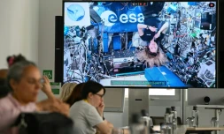 Sophie Adenot sur un écran lors d'un échange avec des journalistes au siège de l'ESA à Paris le 2 septembre 2026
