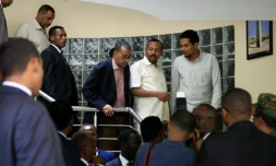 Le Premier ministre éthiopien Abiy Ahmed (2e g) rencontre une délégation de l'Alliance pour la liberté et le changement à l'ambassade d'Ethiopie, le 7 juin 2019 à Khartoum