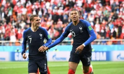 Antoine Griezmann (à g.) et Kylian Mbappe (à dr.)qui vient de marquer face au Pérou à Iékatérinbourg, le 21 juin 2018 en phase de groupes de la Coupe du Monde en Russie