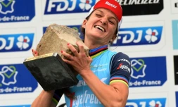 La Britannique Lizzie Deignan soulève le trophée en forme de pavé, après avoir remporté la 1ère édition féminine de Paris-Roubaix, le 2 octobre 2021, disputée entre Denain et Roubaix