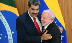 Le président brésilien Luiz Inacio Lula da Silva (à droite) reçoit son homologue vénézuélien Nicolas Maduro, le 29 mai 2023 à Brasilia