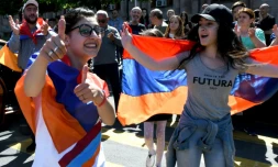 Des partisans de l'opposant arménien Nikol Pachinian manifestent sur la place centrale d'Erevan le 2 mai 2018