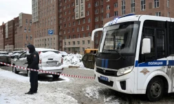 Un policier sur le site d'une explosion qui a tué le commandant des forces russes de défense radionucléaire, chimique et biologique, Igor Kirillov, et son adjoint, selon le Comité d'enquête russe, devant un immeuble résidentiel de l'avenue Riazanski à Moscou, le 17 décembre 2024