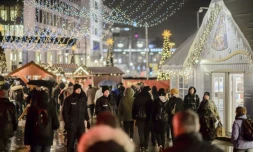 Des policiers patrouillent sur un marché de Noël, le 22 décembre 2016 à Berlin après un attentat au camion-bélier