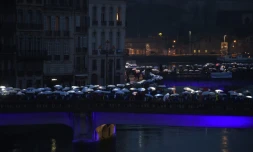 Environ 2.000 personnes réunies pour une "chaîne humaine lumineuse" de deux kilomètres, en soutien aux prisonniers basques, le 9 janvier 2021 à Bayonne