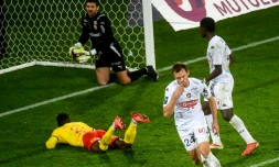 La joie du défenseur angevin Romain Thomas, aprÚs avoir égalisé (2-2) contre Lens, en ouverture de la 15e journée de Ligue 1, le 26 novembre 2021 au Stade Félix Bollaert-Delélis