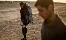 Un homme blessé soupçonné d'être un combattant du groupe Etat islamique sort du dernier réduit du groupe jihadiste à Baghouz dans l'est de la Syrie, le 6 mars 2019