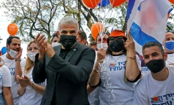 Le président du parti d'opposition israélien Yesh Atid, Yaïr Lapid, fait campagne dans la ville méditerranéenne de Hod Hasharon, au centre d'Israël, le 19 mars 2021.