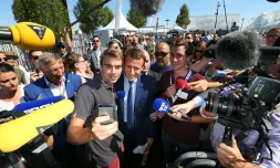 L'ex-ministre de l'Economie Emmanuel Macron (C), le 1er septembre 2016 Ă ChĂąlons-en-Champagne