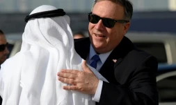 Le secrétaire d'Etat américain Mike Pompeo (D) salue l'ambassadeur émirati aux Etats-Unis, Youssef al Otaiba, lors d'une visite à Abou Dhabi, étape de sa tournée au Moyen-Orient, le 13 janvier 2019