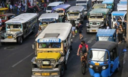 Des jeepneys, Jeeps customisées fabriquées à l'origine à partir d'automobiles abandonnées par l'armée américaine à la fin de la Seconde guerre mondiale, le 5 avril 2024 à Manille