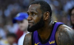 Lebron James des Los Angeles Lakers, blessé, se repose sur le banc, lors du match contre les Golden State Warriors en NBA, le 25 décembre 2018 à Oakland
