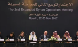 Le ministre saoudien des Affaires étrangères Adel al-Jubeir (3e à droite), et le représentant spécial de l'Onu pour la Syrie, Staffan de Mistura (C), lors de discussions avec l'opposition syrienne à Ryad, le 22 novembre 2017
