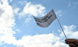Un manifestant brandit un drapeau "Pas de pays libre sans une presse libre", le 7 octobre 2020 à Berlin