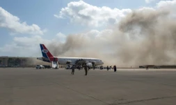 De la fumée s'élève à l'aéroport d'Aden (Yémen) apprès plusieurs explosions le 30 décembre 2020
