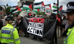 Des policiers surveillent des manifestants lors d'un rassemblement en soutien au groupe pro-palestinien Palestine Action, alors que le gouvernement britannique devrait annoncer l'interdiction du groupe, le 23 juin 2025 à Londres