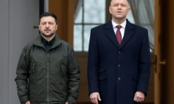 Le président polonais Karol Nawrocki (d) et le président ukrainien Volodymyr Zelensky à Varsovie, le 19 décembre 2025