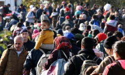 Des migrants et réfugiés attendent à la frontière entre la Croatie et la Slovénie, le 25 octobre 2015 à Kljuc Brdovecki, en Croatie