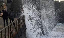 Les remparts de Saint-Malo balayés par de hautes vagues, le 20 novembre 2016