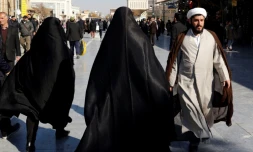 Des touristes et des religieux près du sanctuaire de Fatima Massoumeh, dans la ville sainte de Qom en Iran, le 14 décembre 2017