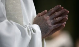 Un prêtre en prière le 24 juin 2006 à Notre-Dame à Paris