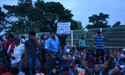 Des migrants honduriens en route vers les Etats-Unis se reposent à la fontière avec le Mexique, le 19 octobre 2018 à Tecun Uman, au Guatemala
