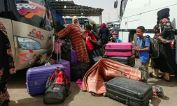 Des personnes fuyant le Soudan à Aswan, dans le sud de l'Egypte, le 25 avril 2023