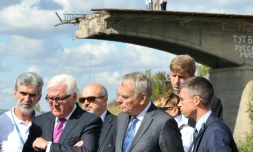 Les ministres des Affaires étrangÚres français et allemand, Jean-Marc Ayrault (d) et Frank-Walter Steinmeier, le 15 septembre 2016 à Slavyansk, dans la région de Donetsk, lors d'une visite dans l'Est de l'Ukraine
