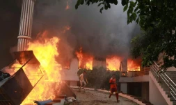 Des manifestants sortent en courant des bureaux du Congrès népalais en flammes, le 9 septembre 2025 à Katmandou