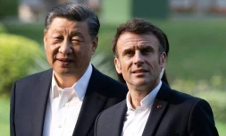 Les présidents chinois Xi Jinping et français Emmanuel Macron, le 7 avril 2023 à Canton, dans le sud de la Chine