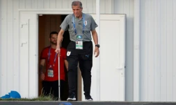 Le sélectionneurr de l'Uruguay Oscar Tabarez arrive au stade de Sotchi pour diriger une séance d'entraînement, le 29 juin 2018
