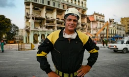 L'acteur et pompier volontaire Teheran Aguilar face à l'hôtel Saratoga, le 9 mai 2022