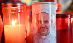 Des bougies allumées devant l'hôpital Gemelli à Rome où le pape François est hospitalisé, le 4 mars 2025