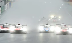 La Toyota n°7, avec au volant le Britannique Mike Conway (d) prend le meilleur départ des 89e 24 Heures du Mans, devant la Toyota n°8 (2e g), pilotée par le Suisse Sébastien Buemi, le 21 août 2021 sur la piste détrempée