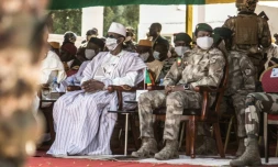 Le Premier ministre malien Choguel Kokalla Maïga (G) lors d'un défilé militaire le 20 janvier 2022 à Kati