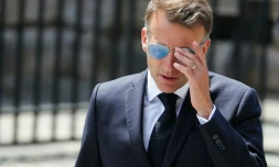 Le président Emmanuel Macron ajuste ses lunettes lors d'une cérémonie d'hommage au capitaine Alfred Dreyfus, à Paris, le 12 juillet 2026