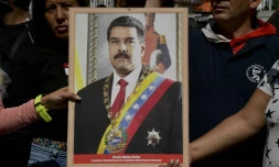Des partisans du président vénézuélien Nicolas Maduro exhibent son portrait à Caracas, le 7 janvier 2019.
