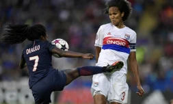 La défenseure de Lyon Wendie Renard (d) à la lutte avec Aminata Diallo du PSG en finale de Ligue des champions féminines, le 1er juin 2017 à Cardiff
