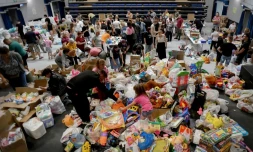 Des habitants, évacués de Chebekino et des régions frontalières de l'Ukraine, reçoivent une aide humanitaire, le 3 juin 2023 à Belgorod, en Russie