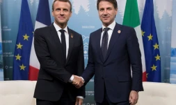 Le président français Emmanuel Macron (G) serre la main du Premier ministre italien Giuseppe Conte lors du sommet du G7 à Charlevoix, Canada