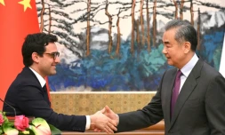 Le ministre français des Affaires étrangÚres Stéphane Séjourné et son homologue chinois Wang Yi, à Pékin le 1er avril 2024