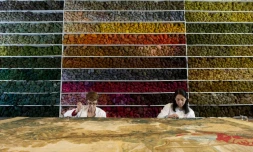 Des restauratrices de tapisseries anciennes à la Manufacture royale De Wit à Malines, en Belgique, le 25 avril 2017