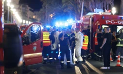 Policiers et pompiers sur la Promenade des Anglais où un camion a foncé le 14 juillet 2016 à Nice tuant 84 personnes