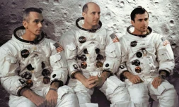 L'équipage d'Apollo 10 le 3 avril 1969 au Centre spatial Kennedy: de gauche à droite Eugene Cernan, pilote du module lunaire, le commandant Thomas Stafford, et John Young, pilote du module de commande