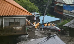 Des secouristes recherchent des survivants après un glissement de terrain à Atami (Japon), le 4 juillet  2021