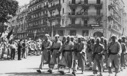 Une compagnie de harkis lors d'un défilé militaire commémorant la fin de la Seconde guerre mondiale, le 8 mai 1957 à Alger