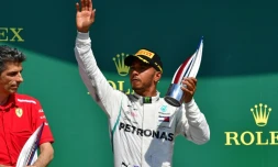 Le pilote britannique Lewis Hamilton (Mercedes) pose avec son trophée après sa 2e place au GP de Grande-Bretagne, le 8 juillet 2018 à Silverstone